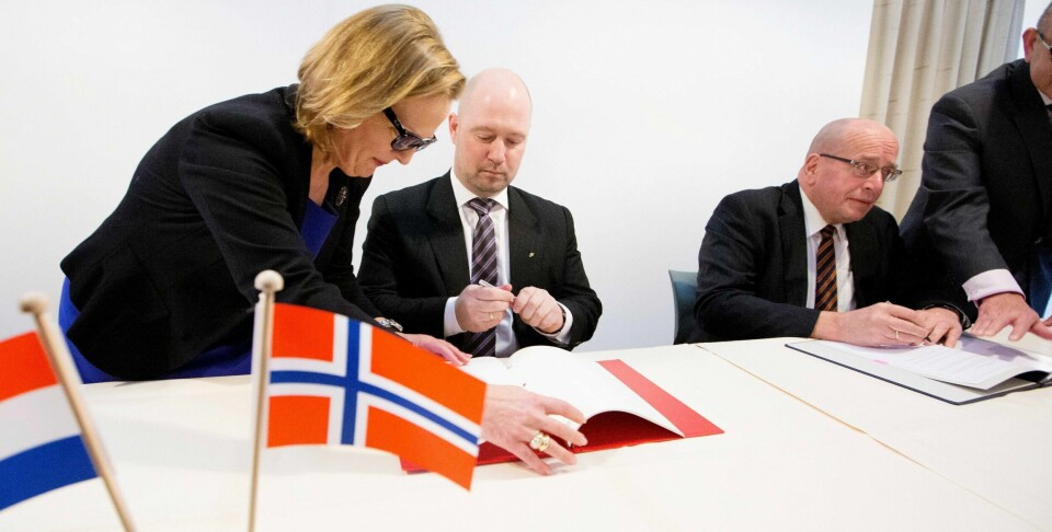 Justisminister Anders Anundsen og den nederlandske statssekretæren Fred Teeven signerte i vår avtalen om at norske myndigheters leie av fengselsplasser i fengselet Norgerhaven i Nederland. FOTO: HÅKON MOSVOLD LARSEN /NTB SCANPIX