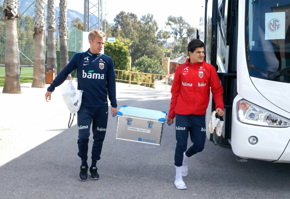 Per Ciljan Skjelbred og Tarik Elyounoussi bærer utstyr inn til den siste treningen i Marbella. FOTO: TERJE PEDERSEN/NTB SCANPIX