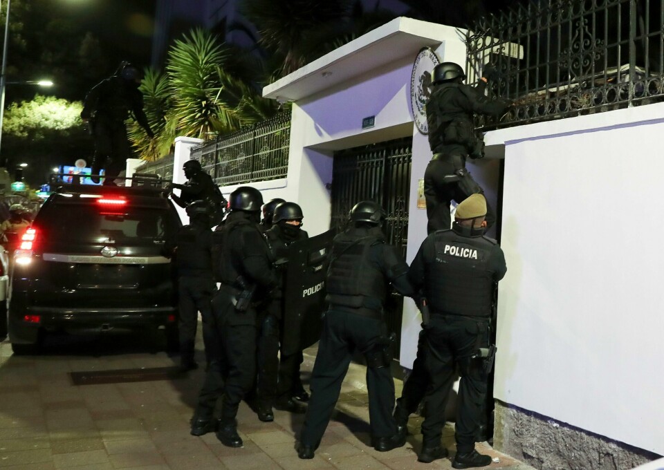Politi bryter seg inn i ambassaden i Quito. Politi bryter seg inn i ambassaden i Quito. Foto: David Bustillos / AP / NTB