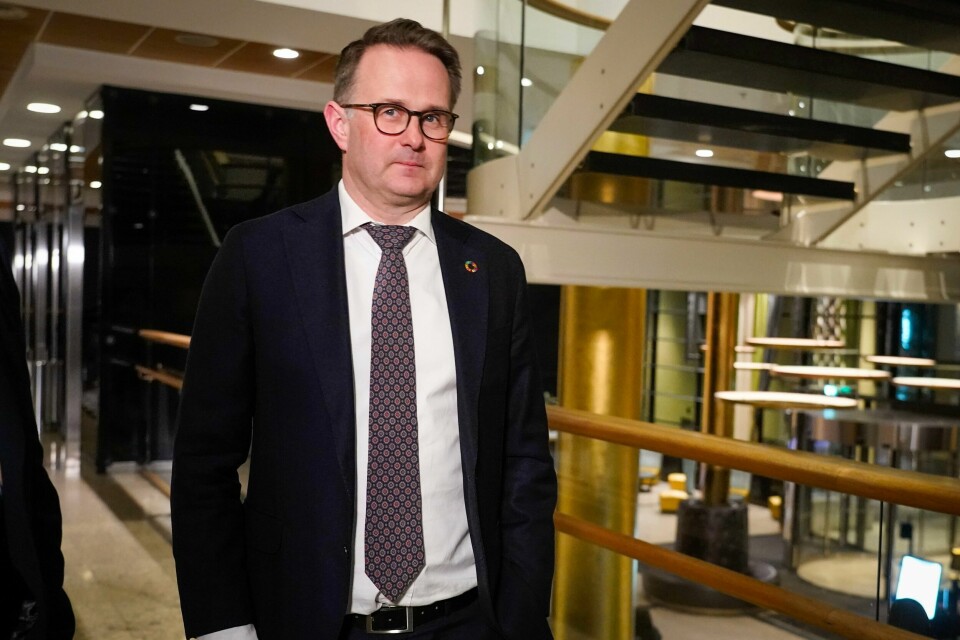 Riksmekler Mats Ruland møtte lørdag pressen i forbindelse med meklingen i lønnsoppgjøret. Meklingen går nå på overtid. – Vi kommer til å sitte noen timer over midnatt, var beskjeden fra riksmekler Mats Ruland da han møtte pressen i 21-tiden lørdag. Ved midnatt går meklingsfristen for frontfaget ut. Foto: Terje Bendiksby / NTB