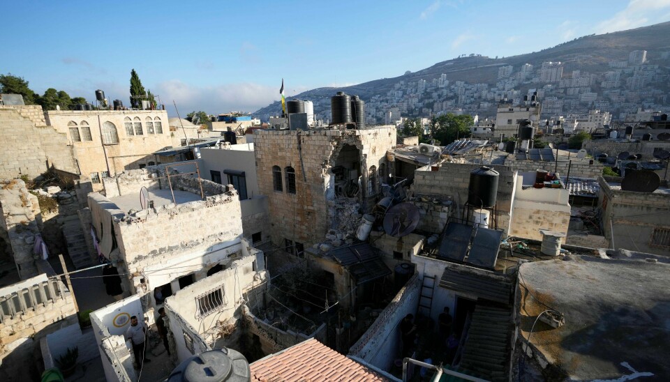 Bygg ble skadd etter en militæroperasjon av den israelske hæren i byen Nablus på Vestbredden. To palestinere ble drept og seks er såret. Bygg ble skadd etter en militæroperasjon av den israelske hæren i byen Nablus på Vestbredden. To palestinere ble drept og seks er såret. Foto: Majdi Mohammed / AP / NTB