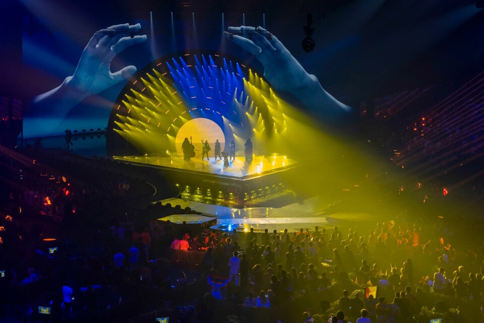 Ukrainske Kalush Orchestra vant årets Eurovision Song Contest. Neste år vil Storbritannia være vertskap for sangkonkurransen på vegne av Ukraina. Lysshow med de ukrainske flaggfargene under Kalush Orchestras Eurovision-framføring. Foto: Heiko Junge / NTB
