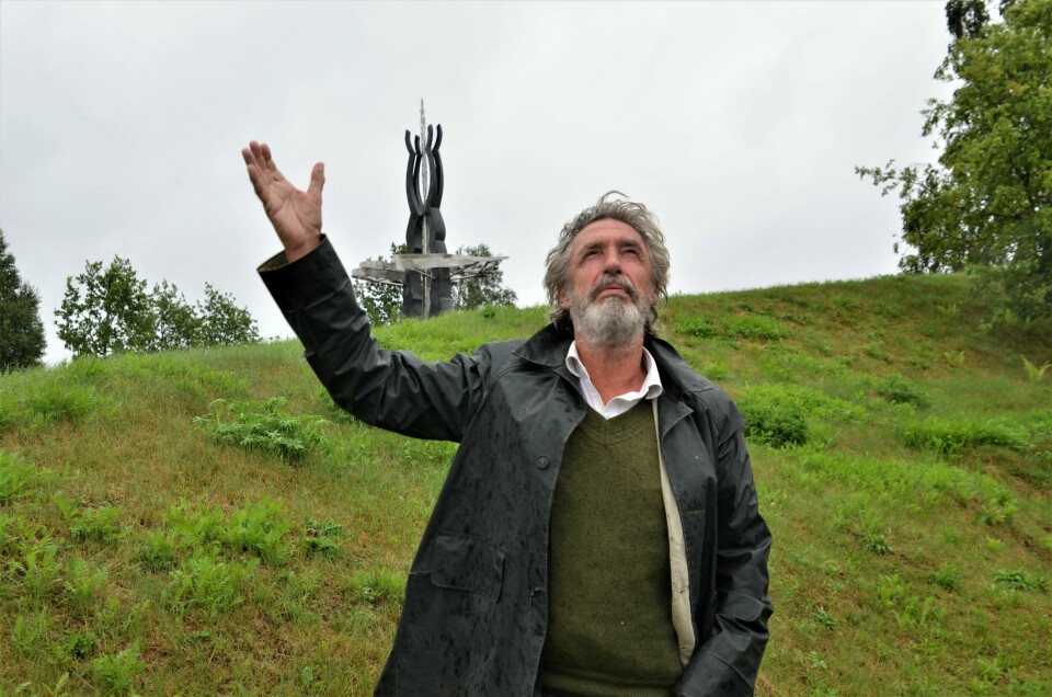 På Storedal kultursenter i Sarpsborg skal skuespiller Bjørn Skagestad tre inn i rollen som den blinde foregangsmannen Erling Stordahl (1923 – 1994). På Storedal kultursenter i Sarpsborg skal skuespiller Bjørn Skagestad tre inn i rollen som den blinde foregangsmannen Erling Stordahl (1923 – 1994).