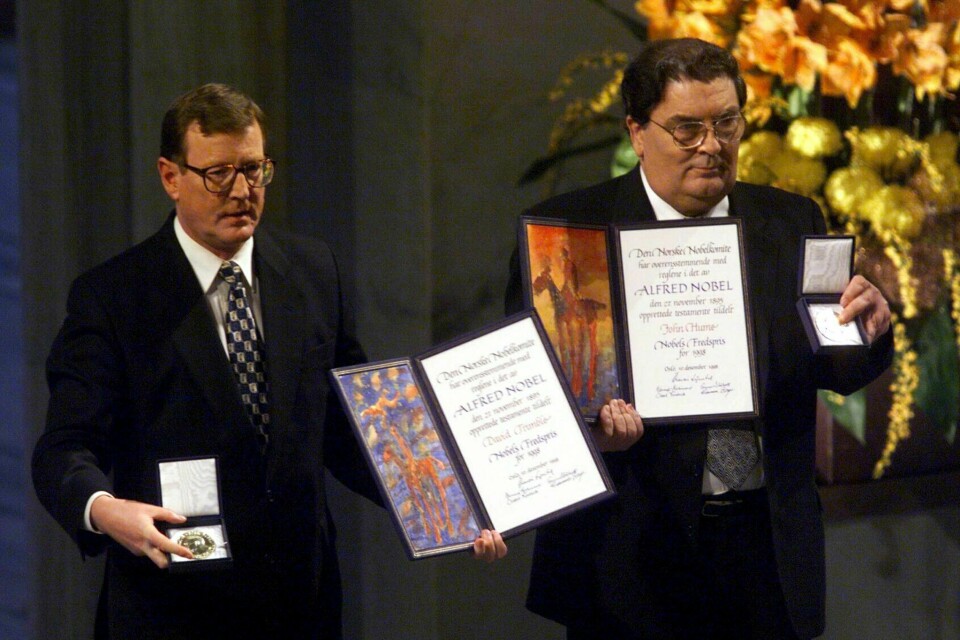 David Trimble (t.v.) og John Hume mottok Nobels fredspris i Oslo rådhus i 1998. David Trimble (t.v.) og John Hume mottok Nobels fredspris i Oslo rådhus i 1998. Foto: Erik Johansen / NTB