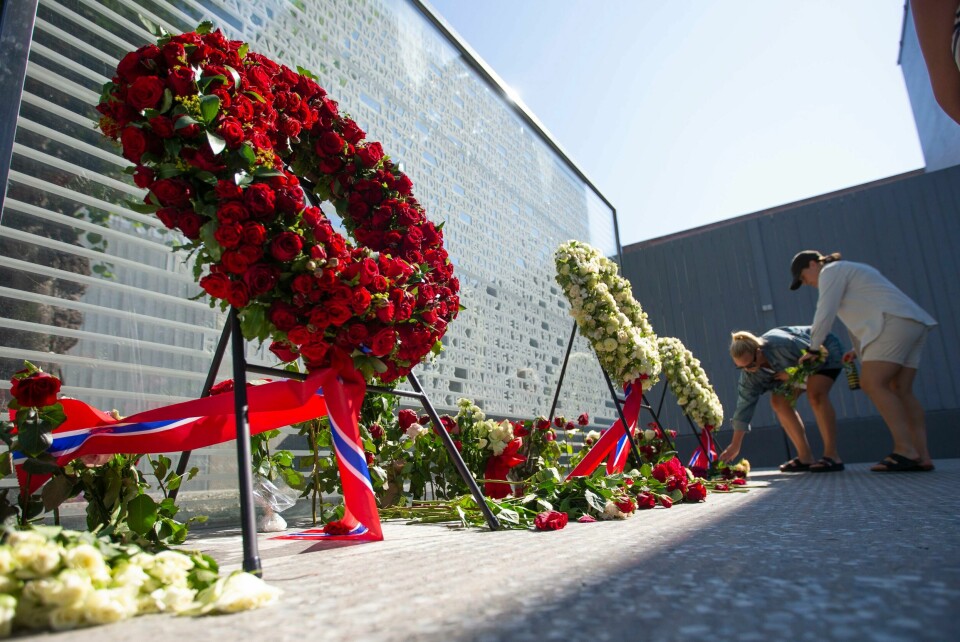Torsdag ettermiddag blei det lagt ned blomster ved minnesmerket foran Høyblokka i Regjeringskvartalet. 10 år etter terrorangrepet 22. Juli 2011. Kvart einaste år har markeringane rundt 22. juli vore verdige og vakre. Vonde, verdige og vakre. I år låg det for mange ei ekstra tyngd over dei, skriv Jarl Wåge. Torsdag ettermiddag blei det lagt ned blomster ved minnesmerket foran Høyblokka i Regjeringskvartalet. 10 år etter terrorangrepet 22. Juli 2011. Kvart einaste år har markeringane rundt 22. juli vore verdige og vakre. Vonde, verdige og vakre. I år låg det for mange ei ekstra tyngd over dei, skriv Jarl Wåge.
