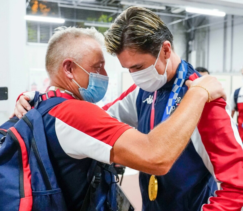 Gjert Ingebrigtsen gratulerer sønnen Jakob med OL-gull i fjor. Gullklem for sønn Jakob (t.h.) og faren Gjert Ingebrigtsen etter 1500-metergullet. Foto: Lise Åserud / NTB