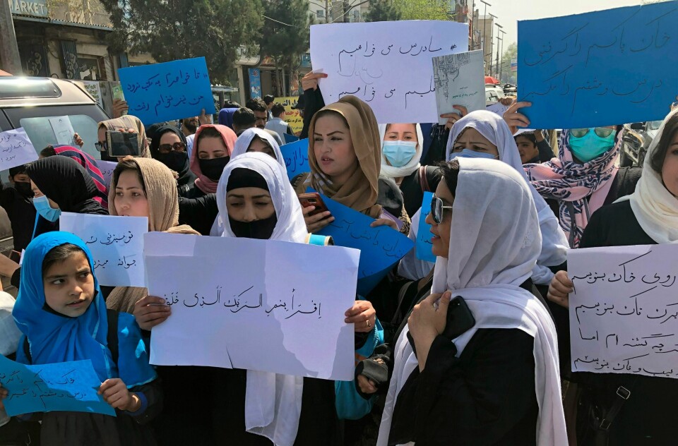Afghanske kvinner synger og holder opp protestplakater under en demonstrasjon i Kabul tidligere i år. Livene til afghanske kvinner og jenter blir ødelagt av Talibans politikk, som kraftig begrenser deres menneskerettigheter, skriver Amnesty International i en ny rapport. Afghanske kvinner synger og holder opp protestplakater under en demonstrasjon i Kabul tidligere i år. Livene til afghanske kvinner og jenter blir ødelagt av Talibans politikk, som kraftig begrenser deres menneskerettigheter, skriver Amnesty International i en ny rapport. Foto: AP / NTB