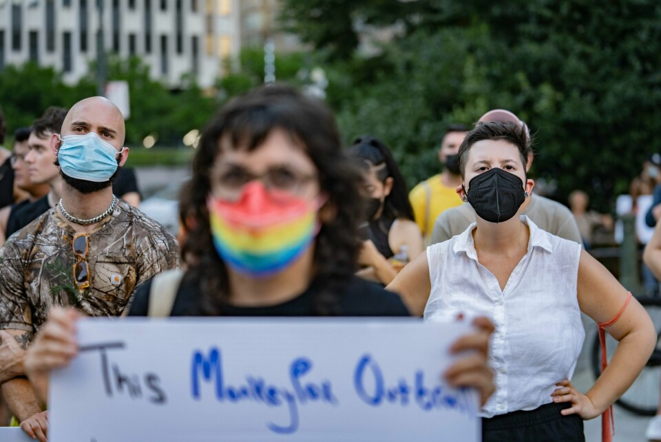 Organisasjoner som jobber for rettighetene til LGBTQ+ kan stå stødig i fakta, sammen med krav om at disse følges opp med helsehjelp og prioritert plass i vaksinekøer, skriver Linn Stalsberg. .