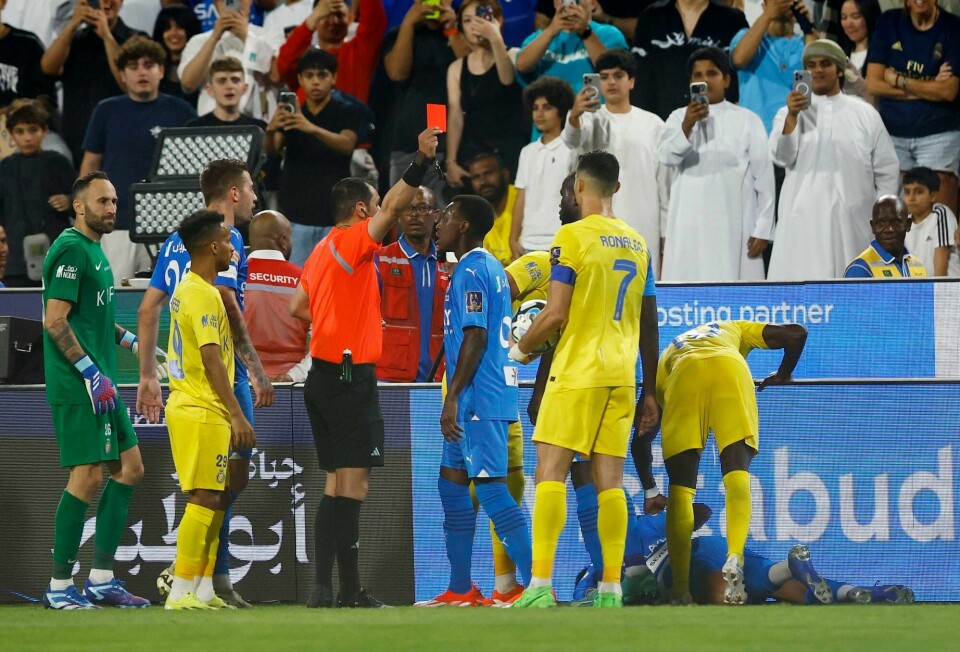 Al Nassr's Cristiano Ronaldo får det røde kortet av dommer Mohammed Al Hoaish i semifinalen. Al Nassr's Cristiano Ronaldo får det røde kortet av dommer Mohammed Al Hoaish i semifinalen.