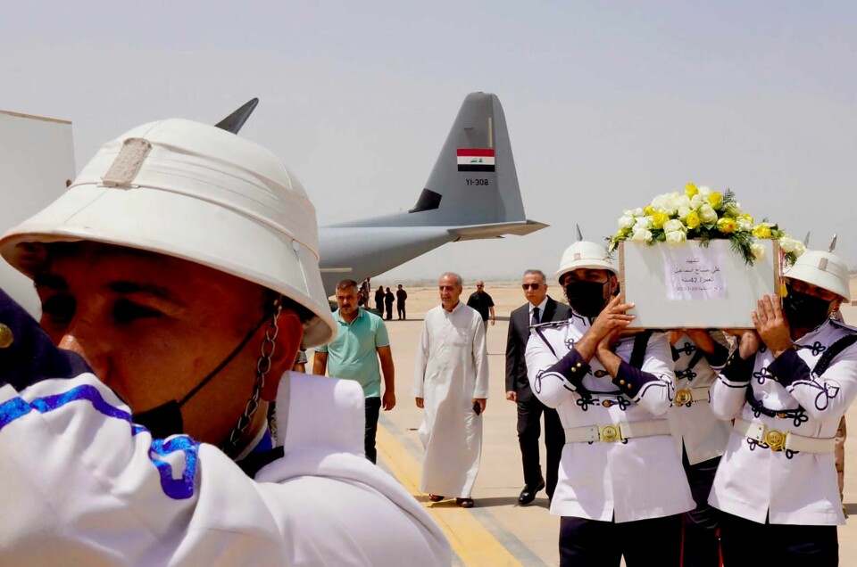 Kistene med de ni turistene som ble drept mens de var på ferie i et fjellområde i Nord-Irak, ankommer flyplassen i Bagdad. Kistene med de ni turistene som ble drept mens de var på ferie i et fjellområde i Nord-Irak, ankommer flyplassen i Bagdad. Foto: Kontoret til Iraks statsminister via AP / NTB