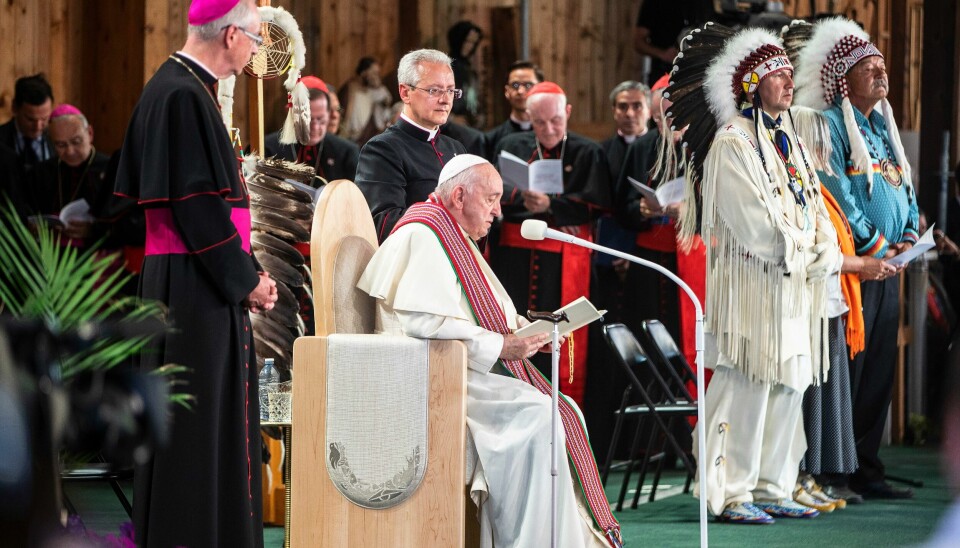 Pave Frans taler til forsamling i Alberta i Canada 26. juli 2022. Pope Francis speaks to people at Lac Ste. Anne to participate in the pilgrimage, during his papal visit across Canada on Tuesday July 26, 2022, in Alberta. (Jason Franson/The Canadian Press via AP)