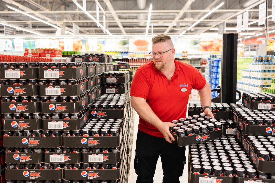 DEILIG Å VÆRE TILBAKE: Under pandemien var Owe Johansen (38) permittert i 80 prosent på det meste. – Jeg har små barn så jeg hadde ikke problemer med å fylle dagene, men det var «träkigt» å ikke gå på jobb, sier han. DEILIG Å VÆRE TILBAKE: Under pandemien var Owe Johansen (38) permittert i 80 prosent på det meste. – Jeg har små barn så jeg hadde ikke problemer med å fylle dagene, men det var «träkigt» å ikke gå på jobb, sier han.