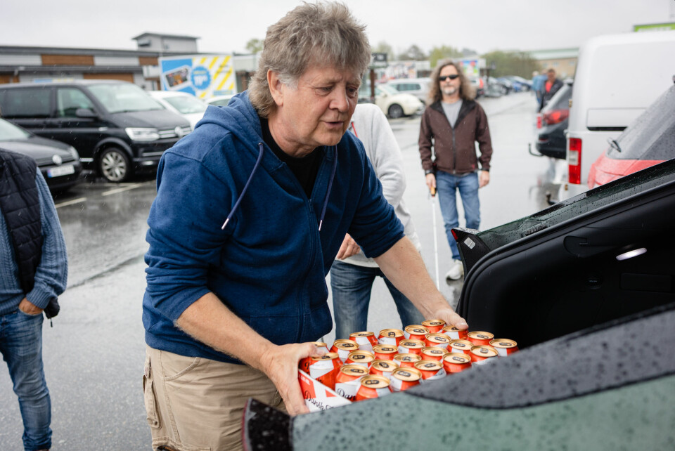 PENSJONISTER PÅ TUR: Jan Dahlberg og vennegjengen er på sin månedlige handletur til Strömstad. Akkurat nå er han aller mest bekymret for at strømmen på elbilen holder helt hjem. Han kjørte fra kabelen hjemme i Norge. PENSJONISTER PÅ TUR: Jan Dahlberg og vennegjengen er på sin månedlige handletur til Strömstad. Akkurat nå er han aller mest bekymret for at strømmen på elbilen holder helt hjem. Han kjørte fra kabelen hjemme i Norge.