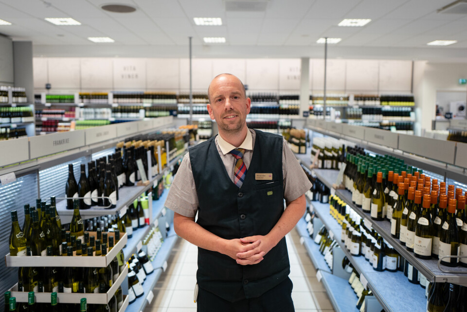Butikksjef Alexander Johansson i Systembolagets filial i Strømstad. Butikksjef Alexander Johansson i Systembolagets filial i Strømstad.