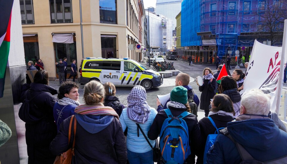 Aksjonsgruppa for Palestina demonstrerer utenfor Arbeiderpartiets landsstyremøte og partileder Jonas Gahr Støres tale på Oslo kongressenter. Aksjonsgruppa for Palestina demonstrerer utenfor Arbeiderpartiets landsstyremøte og partileder Jonas Gahr Støres tale på Oslo kongressenter. Foto: Terje Bendiksby / NTB