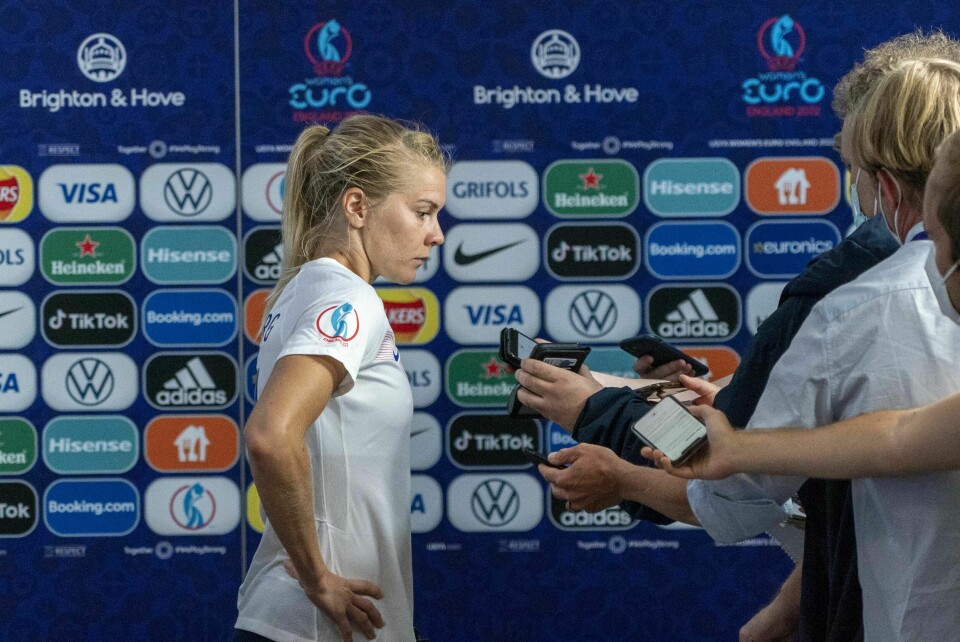 Den aller største sportslige skuffelsen jeg kan huske fra et landslag kom for bare noen dager siden. Da Norge tapte 8-0 mot England var jeg rysta. Delvis fordi vi satte en uheldig rekord, det største tapet i EMs historie, men mest fordi jeg trodde det skulle gå så mye bedre, skriver Magnus Forsberg. Her er Ada Stolsmo Hegerberg etter EM kampen mellom Østerrike og Norge i Brighton som endte 1-0. .
