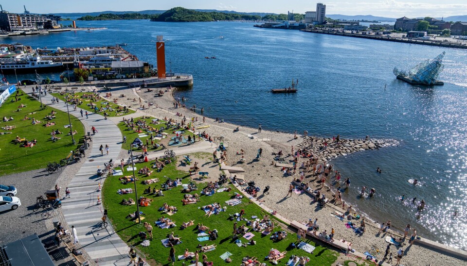 Sol og varmt vær har preget helgen i store deler av landet. Men når juli blir til august, blir også finværet til gråvær, ifølge Meteorologisk institutt. Juni ble varm også i Oslo, og her koser folk seg på Operastranda. Varmest ble det imidlertid i Troms og Finnmark. Foto: Javad Parsa / NTB