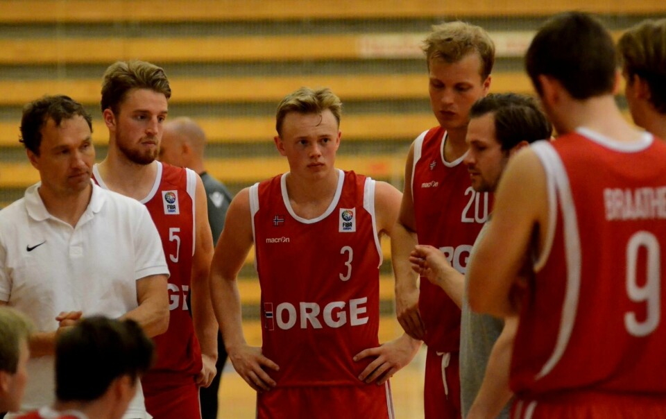 Harald Frey (nr 3) ble toppscorer da Norge slo Bulgaria. Bildet er fra en annen kamp. Harald Frey (nr 3) og Johannes Dolven (20) er barndomskompiser. De toblir viktige brikker mot Danmark søndag.