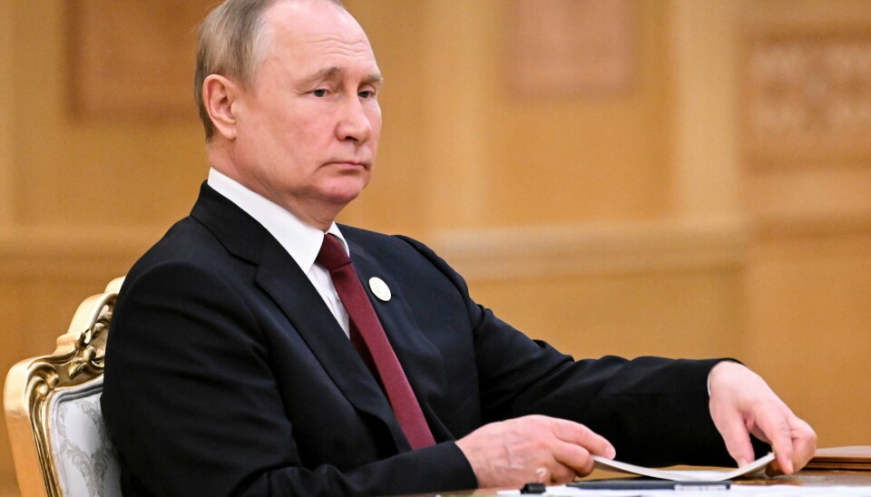 Putin var inntil nylig posterboy for strongman-bevegelsen, men han har vist seg ytterst omtåket og fortumlet etter invasjonen av Ukraina i februar, skriver vår kommentator. Her deltar Putin i et møte i Turkmenistan i forrige uke. Putin sitter bak et skrivebord med et alvorlig ansiktsuttrykk.
