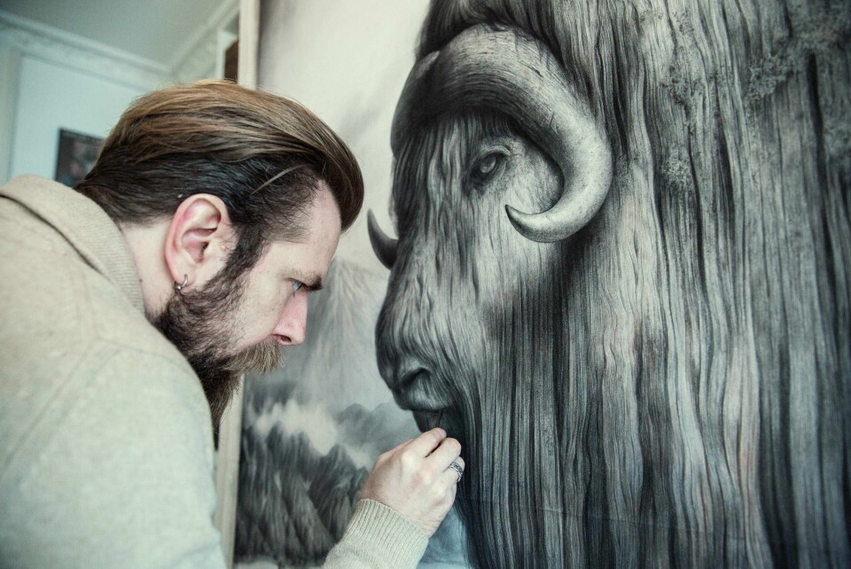 Tegner Sverre Malling under arbeidet med moskusen. Dokumentarfilmen om dem får premiere i Haugesund. Tegner Sverre Malling under arbeidet med moskusen. Dokumentarfilmen om dem får premiere i Haugesund.