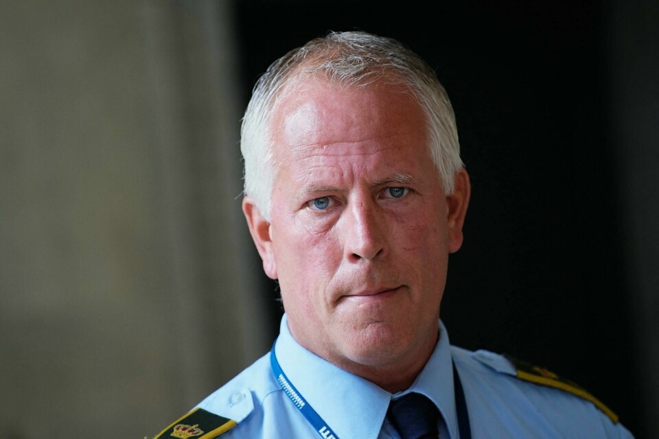 Sjefinspektør Søren Thomassen i København-politiet under pressekonferansen mandag morgen dagen etter skytingen på et kjøpesenter i København. Chief Inspector Soeren Thomassen speaks during a press conference, a day after a deadly shooting at the Fields shopping mall in Copenhagen, Denmark, on July 4, 2022. - Danish police said that the 22-year-old suspect in a weekend shooting at a Copenhagen mall that left three dead was known to mental health services. (Photo by Martin Sylvest / Ritzau Scanpix / AFP) / Denmark OUT