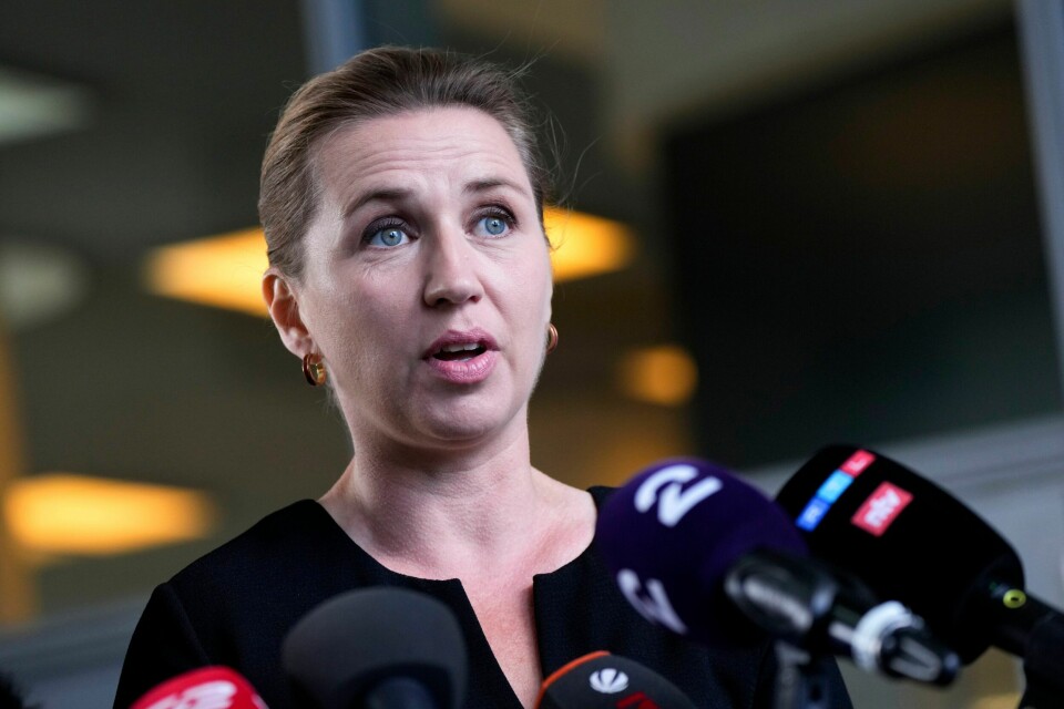 Danmarks statsminister Mette Frederiksen har beklaget for prosessen da alle minkdyrene i landet ble avlivet under pandemien. Flere aviser har krevd statsministerens avgang. Danmarks statsminister Mette Frederiksen har beklaget for prosessen da alle minkdyrene i landet ble avlivet under pandemien. Flere aviser har krevd statsministerens avgang. Foto: Sergei Grits / AP / NTB