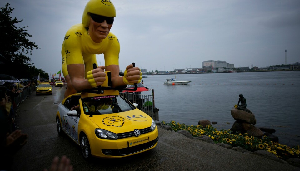 Tour de France-arrangøren uttrykker medfølelse med de rammede og det danske folk etter masseskytingen i København søndag kveld. To dager tidligere ble sykkelrittets åpningsetappe holdt i byen. Tour de France-arrangøren uttrykker medfølelse med de rammede og det danske folk etter masseskytingen i København søndag kveld. To dager tidligere ble sykkelrittets åpningsetappe holdt i byen. Foto: Daniel Cole / AP / NTB