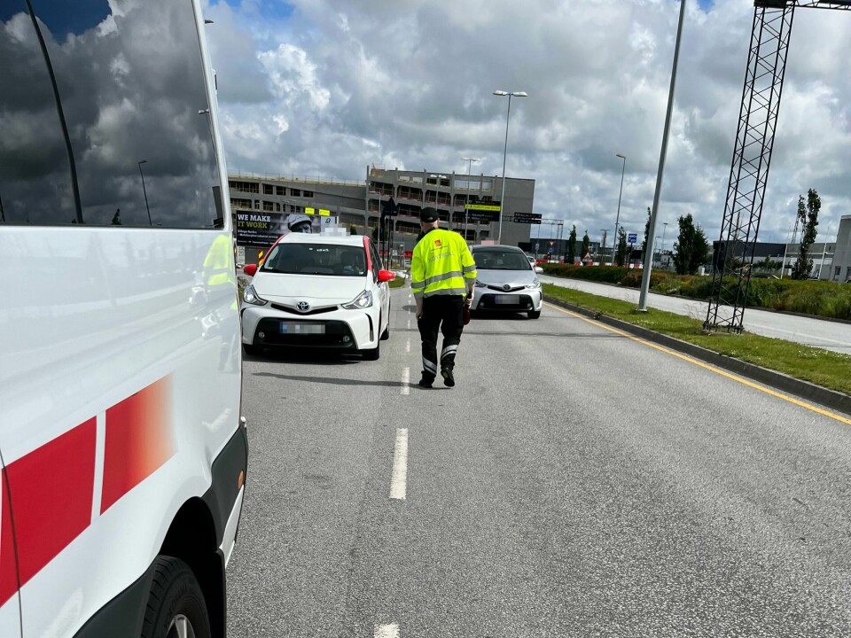 Vegvesenets drosjekontroll på Stavanger lufthavn og i Stavanger sentrum, ga nedslående resultater. Drosjekontroll i Stavanger sentrum og på Stavanger lufthavn søndag 3. juli 2022. Foto: Statens vegvesen