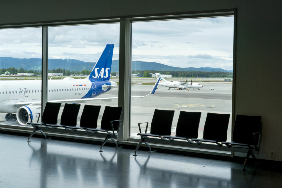 Tomme seter og SAS fly på bakken på Oslo lufthavn i juni. sas