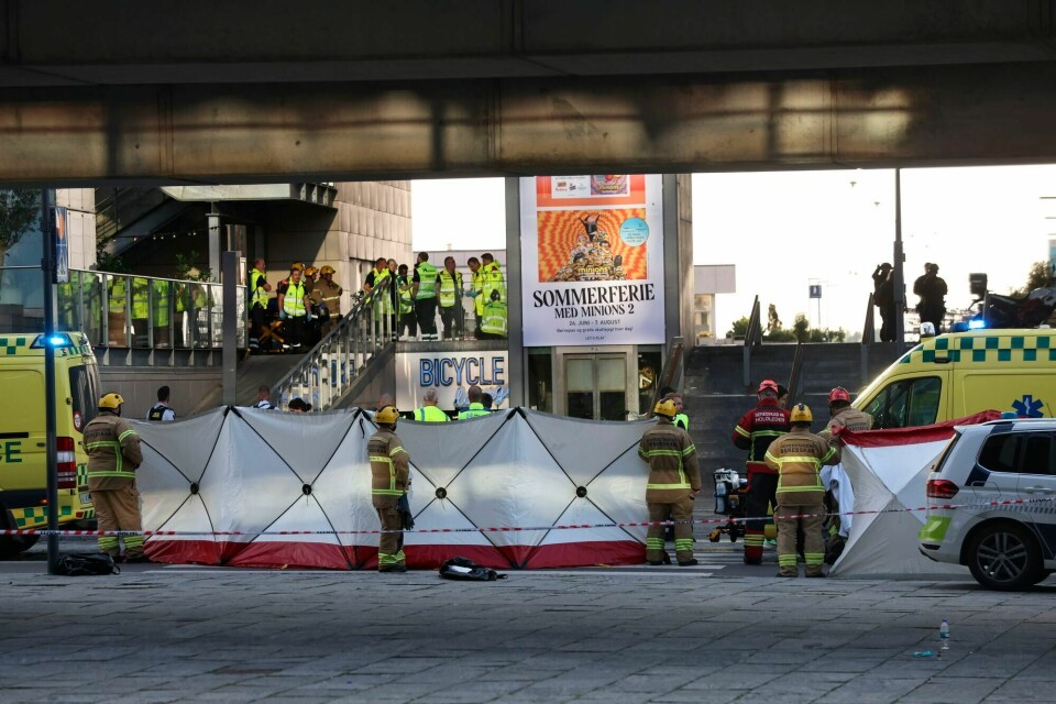Nødetater på stedet etter skytingen ved kjøpesenteret Field's i København. Emergency service at the Field's shopping center after a shooting, in Copenhagen, Denmark, Sunday July 3, 2022. Danish police say several people have been shot at a Copenhagen shopping mall. Copenhagen police said that one person has been arrested in connection with the shooting at the Field’s shopping mall on Sunday. Police tweeted that “several people have been hit” but gave no other details. (Olafur Steinar Gestsson/Ritzau Scanpix via AP)