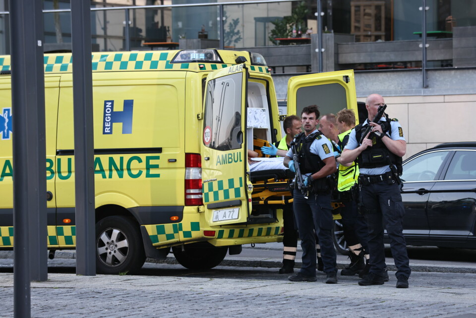 Ambulanse med bevæpnet politi utenfor kjøpesenteret i København. Flere personer er skadd i forbindelse med skytingen i København. Politiet ber folk som er i storsenteret Field's på Amager, om å bli der de er og avvente politiets instrukser. Foto: Olafur Steinar Gestsson / Ritzau Scanpix / NTB
