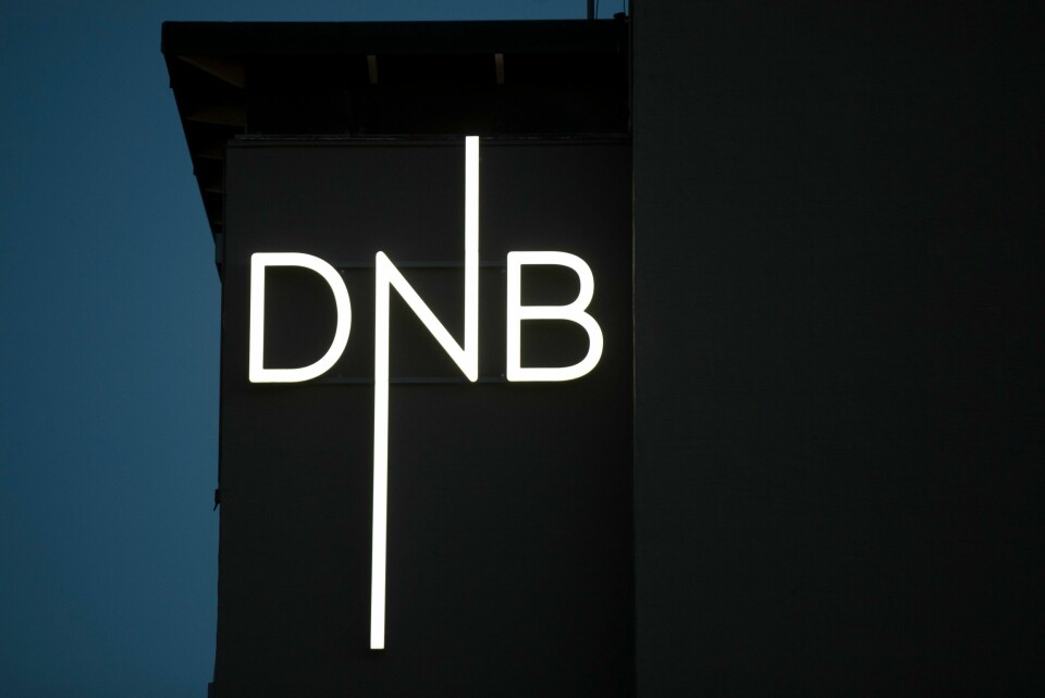 DNB jobber for å rekke fristen som er satt av Finanstilsynet med å skaffe legitimasjon fra kunder. DNB-aksjen har aldri vært høyere priset de siste fem årene og ble torsdag omsatt for rundt 196 kroner. At Konkurransetilsynet vurderer å gripe inn i storbankens oppkjøp av Sbanken, påvirket ikke aksjekursen nevneverdig da Oslo Børs åpnet torsdag. Foto: Vidar Ruud / NTB