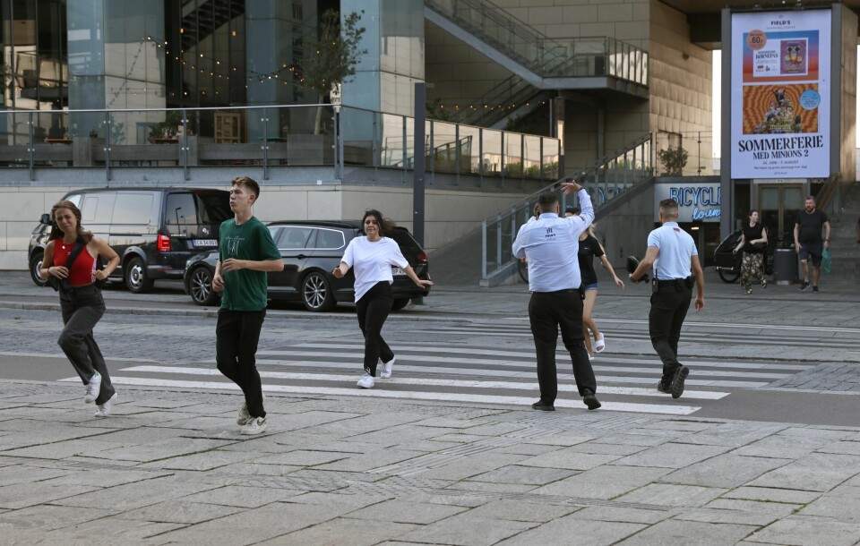 Folk evakueres fra kjøpesenteret. Folk løper ut fra kjøpesenteret Field's etter skytingen i København søndag kveld. Foto: Olafur Steinar Gestsson /Ritzau Scanpix via AP / NTB