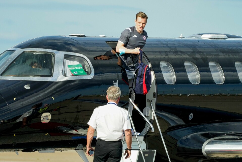 Karsten Warholm avbildet fra da han kom hjem til Norge som nybakt OL-mester i fjor sommer. Karsten Warholm går ut av privatflyet på Gardermoen fredag. Foto: Torstein Bøe / NTB