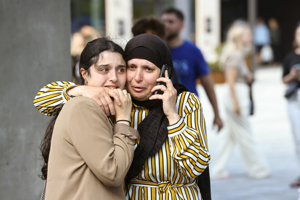 Folk evakueres fra kjøpesenteret. Evakuerte utenfor kjøpesenteret på Amager i København. Foto: Olafur Steinar Gestsson /Ritzau Scanpix via AP / NTB
