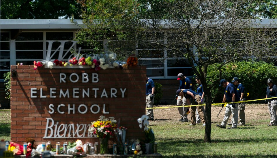 Politiet har blitt gjenstand for særdeles skarp kritikk etter håndteringen av masseskytingen ved barneskolen Robb Elementary i Uvalde i Texas i mai. 21 personer ble drept, blant dem 19 barn. Her jobber etterforskere på stedet dagen etter massedrapet. Etterlatte har tryglet ledelsen i byen Uvalde om å avskjedige skoledistriktets politisjef etter massakren der en 19 barn og to lærere ble drept i Uvalde i Texas i mai. Arkivfoto: Jae C. Hong / AP / NTB