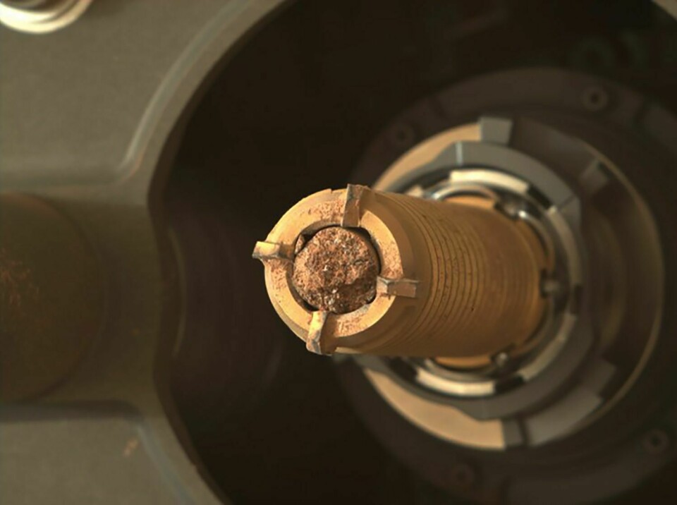 Et foto som Nasa har offentliggjort, viser en steinprøve hentet inn av robotfarkosten Perseverance på Mars. Sammen med Esa har Nasa planer om å sende nye helikopterdroner til Mars for å samle inn flere prøver. Et foto som Nasa har offentliggjort, viser en steinprøve hentet inn av robotfarkosten Perseverance på Mars. Sammen med Esa har Nasa planer om å sende nye helikopterdroner til Mars for å samle inn flere prøver. Foto: Nasa vi AP / NTB