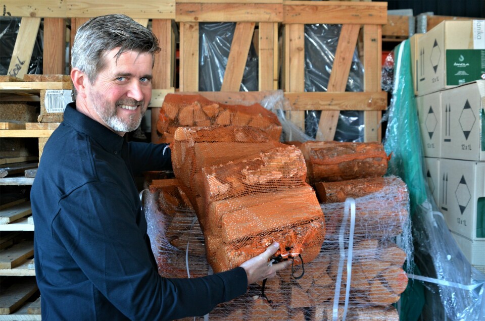 Hans Petter Henriksen ser ikke bort fra at det kan komme perioder i fyringssesongen hvor det er manko på ved. Foreløpig har han velfylte vedlagre. Hans Petter Henriksen ser ikke bort fra at det kan komme perioder i fyringssesongen hvor det er manko på ved. Foreløpig har han velfylte vedlagre.