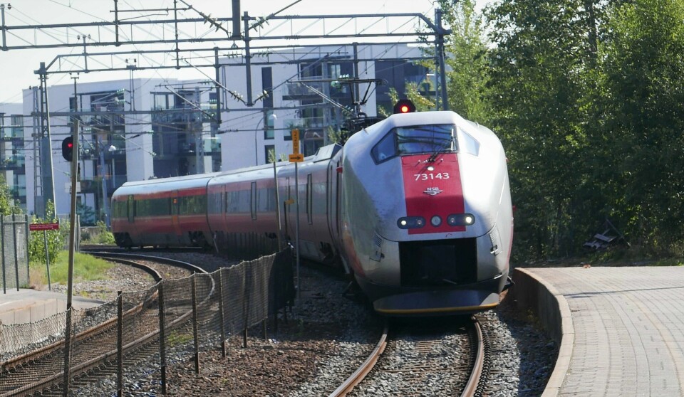 Et tog på vei inn til Fredrikstad stasjon. Tog som kjører inn på stasjonen.
