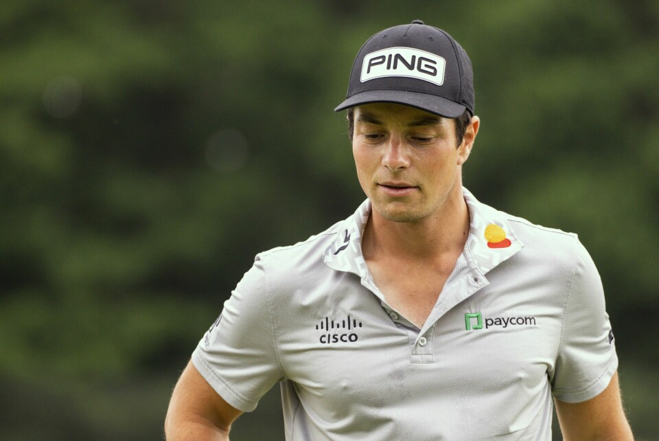 Viktor Hovland startet greit, men fikk problemer på første dag av Scottish Open. Med fire slag over par var han nesten sist etter å ha gjort ferdig sin runde. Viktor Hovland er på plass i Skottland, men bagasjen med golfutstyr- og klær har ikke kommet fram. Foto: Beate Oma Dahle / NTB