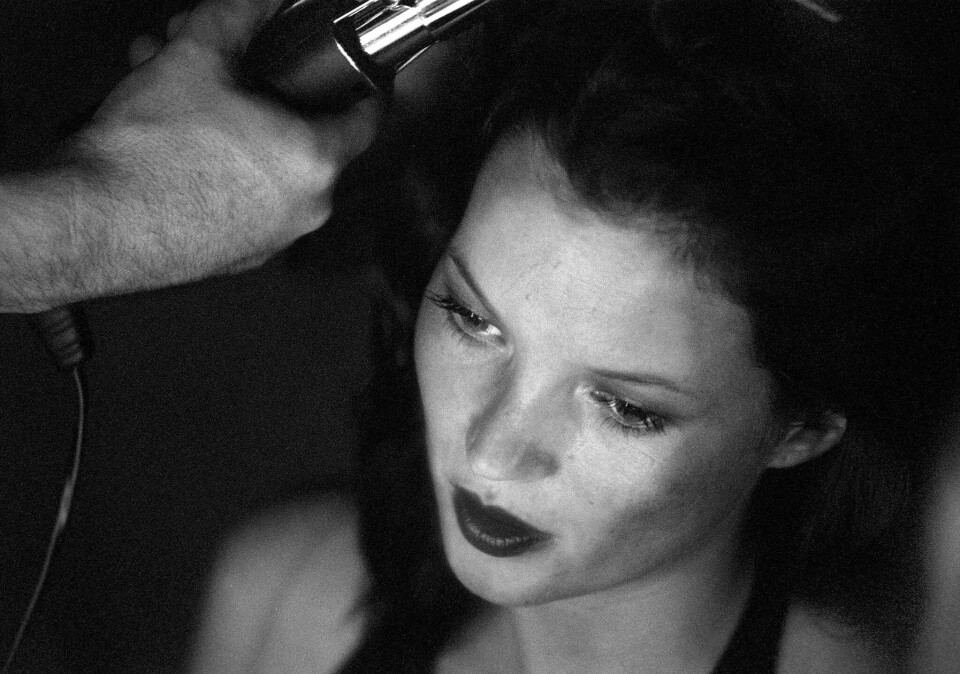 Hvis man heller vil tilbake til 90-tallet, fordi man tror det er et stort tapsprosjekt å være ærlig om kropp, da sitter man jo faktisk fast i noe gamle verdier, skriver Selma Moren. På bildet: Supermodell Kate Moss fotografert i London i 1999.