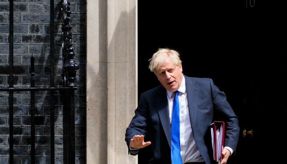 Storbritannia er kastet ut i nytt politisk kaos, og igjen er det Boris Johnsons elendige lederskap som er årsaken. British Prime Minister Boris Johnson leaves 10 Downing Street in London, Wednesday, July 6, 2022. A defiant British Prime Minister Boris Johnson is battling to stay in power after his government was rocked by the resignation of two top ministers. His first challenge is getting through Wednesday, where he faces tough questions at the weekly Prime Minister's Questions session in Parliament, and a long-scheduled grilling by a committee of senior lawmakers. (AP Photo/Frank Augstein)