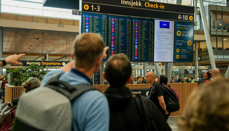 Vær tålmodig og hold deg oppdatert når du er ute og reiser i sommer, lyder rådet fra ekspertene. Her er avgangshallen på Oslo lufthavn etter at SAS-streiken var et faktum. Avgangshallen på Oslo Lufthavn Gardermoen etter at det ble klart at 900 SA-piloter tas ut i streik. Mange passasjerer er rådville fordi SAS-personell ikke er tilstede i skrankene til å hjelpe dem. Foto: Beate Oma Dahle / NTB