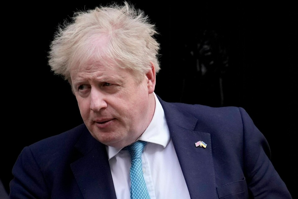Flere og flere i statsminister Boris Johnsons rekker går av fra stillingene sine. Flere av statsrådene i den britiske regjeringen vil onsdag kveld be Boris Johnson om å gå av, melder britiske medier. Foto: AP / NTB