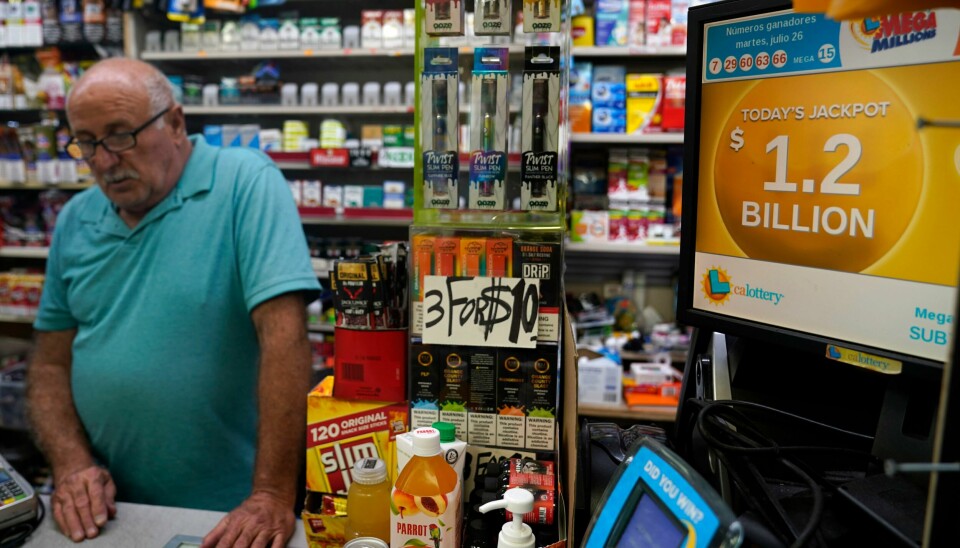 En reklame for Mega Millions-lotteriet i en butikk i San Diego fredag. En reklame for Mega Millions-lotteriet i en butikk i San Diego fredag. Foto: Gregory Bull / AP / NTB