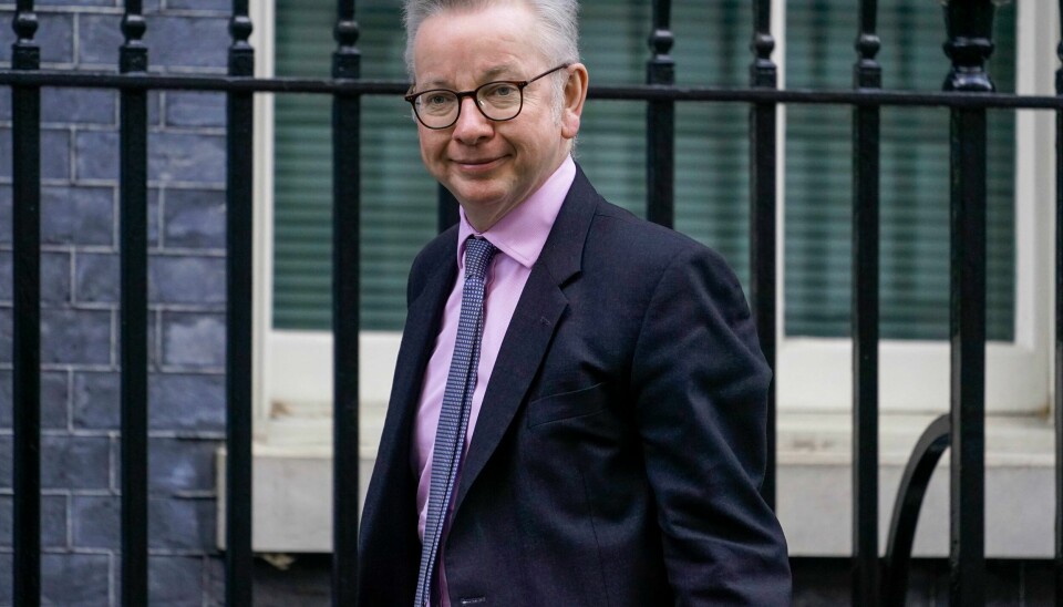 Boligminister Michael Gove. Boligminister Michael Gove sier briter som tar imot ukrainere i sine hjem, skal få 350 pund, om lag 4.100 kroner, i måneden. Foto: Alberto Pezzali / AP / NTB