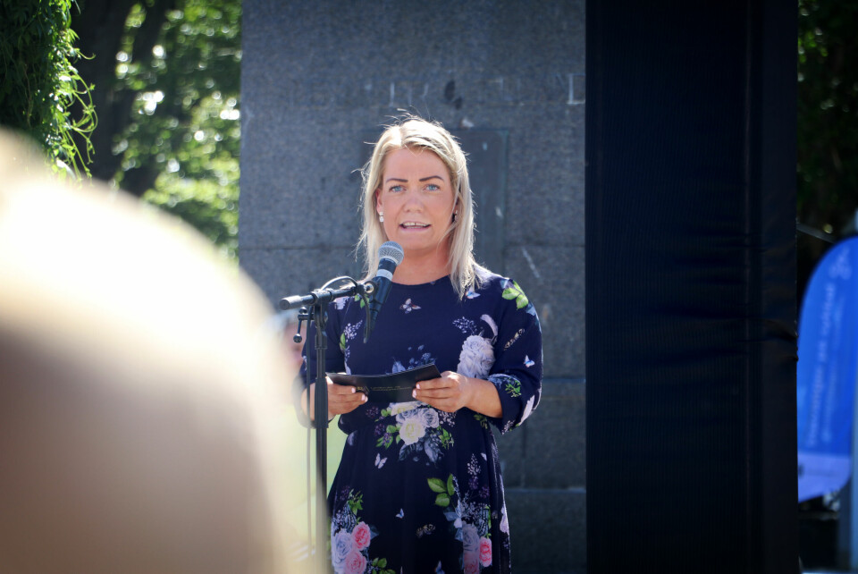 Landbruks- og matminister, Sandra Borch (Sp), opplyser at Mattilsynet jobber med en forskrift om pålagt ID-merking av hund. Onsdag åpnet årets Gladmat. Landbruks- og matminister Sandra Borch (Sp) sa noen ord og deltok på blindsmaking av lokale oster.