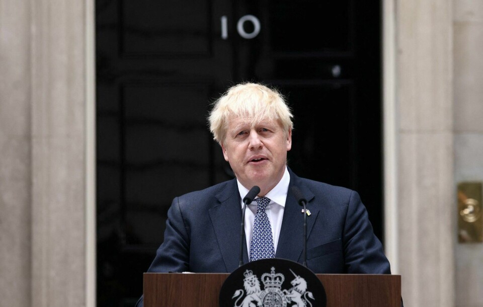Statsminister Boris Johnson offentliggjorde torsdag ettermiddag, foran inngangen til statsministerboligen i Downing Street 10, at han trekker seg som partileder for De konservative. Men han vil sitte som statsminister til partiet hart valgt ny leder. British Prime Minister Boris Johnson makes a statement at Downing Street in London, Britain, July 7, 2022. REUTERS/Henry Nicholls