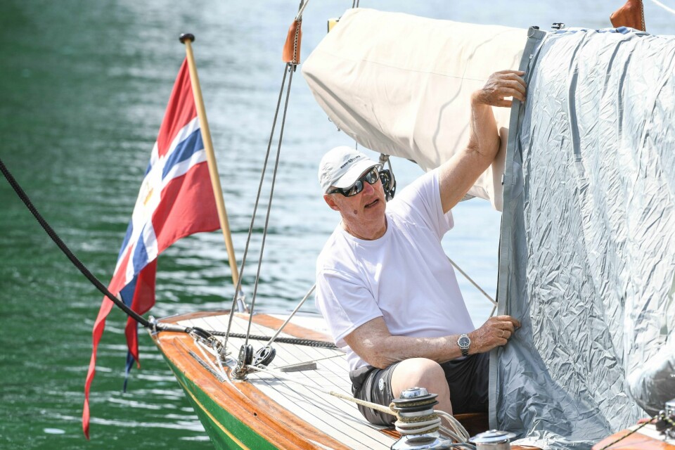 Kong Harald om bord i sin seilbåt Sira i 2018. Foto: Felix Kastle / DPA / NTB Kong Harald om bord i sin seilbåt Sira i 2018. Foto: Felix Kastle / DPA / NTB