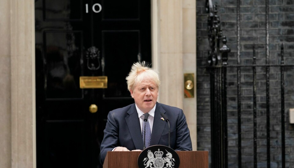 Storbritannias statsminister Boris Johnson gikk av som partileder torsdag. Likevel vil han bli sittende som statsminister til Det konservative partiet har valgt en ny leder, til stor protest fra flere partifeller. Storbritannias statsminister Boris Johnson gikk av som partileder torsdag. Likevel vil han bli sittende som statsminister til Det konservative partiet har valgt en ny leder, til stor protest fra flere partifeller. Foto: Alberto Pezzali / AP / NTB